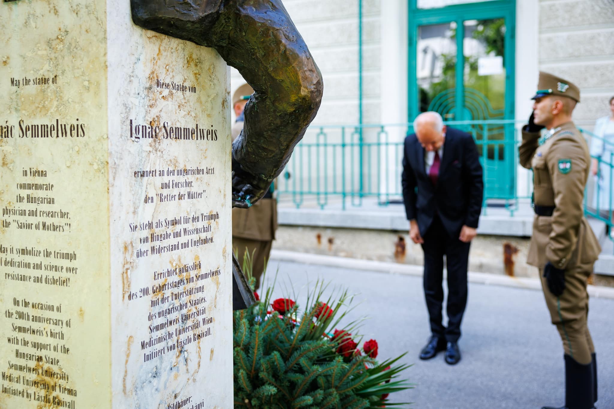 Államfői látogatás Bécsben Semmelweis szobor főhajtás