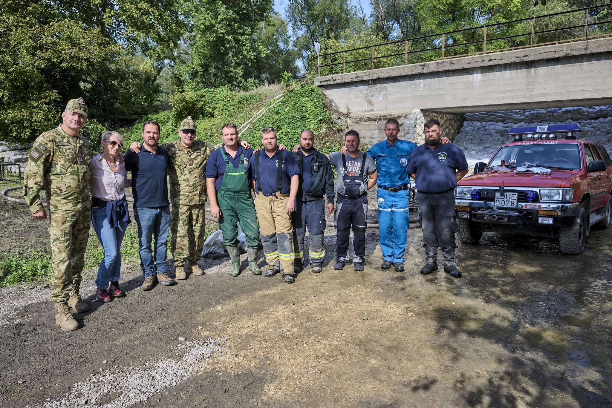 Emberek a gátakon