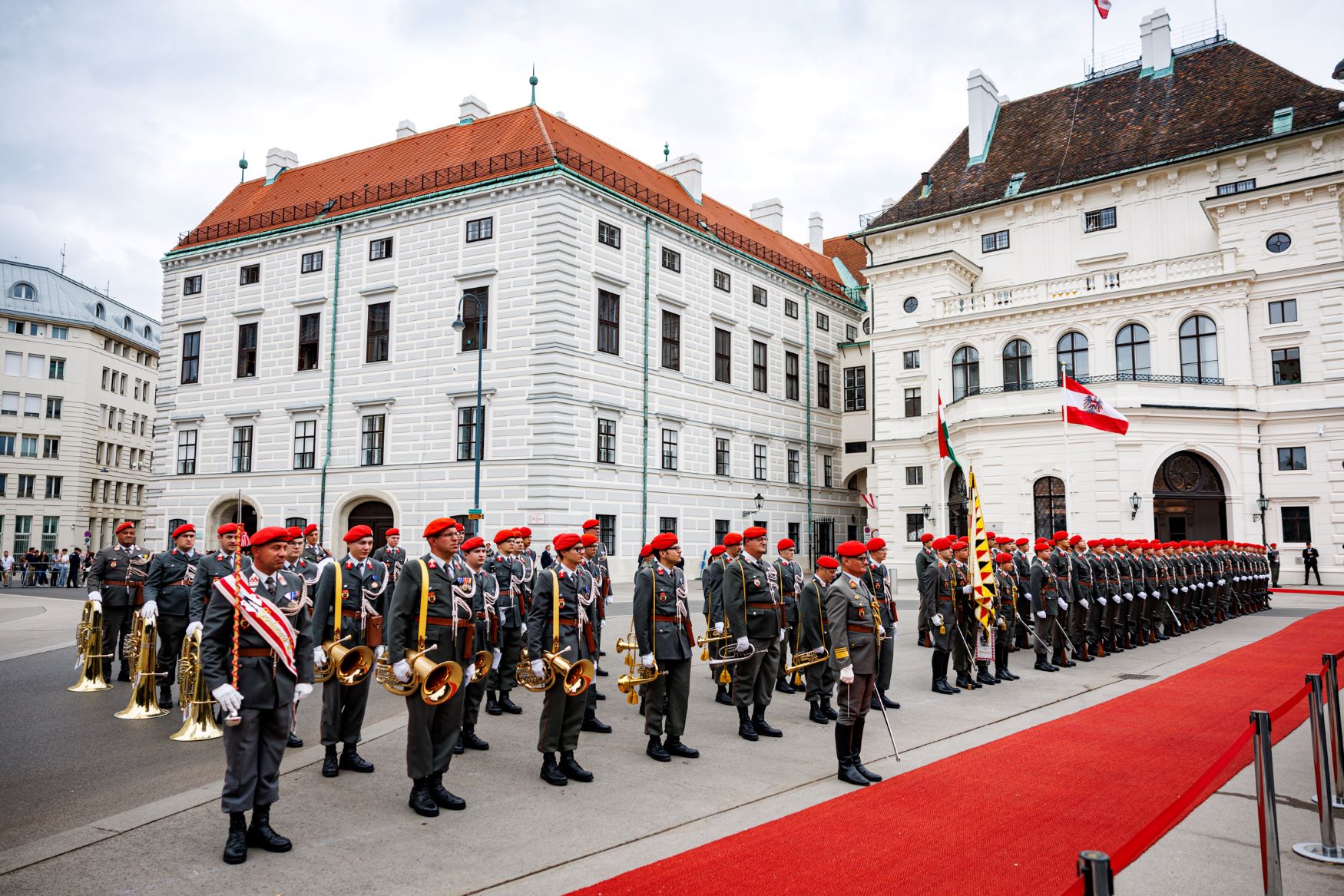 Államfői látogatás Bécsben sorfal